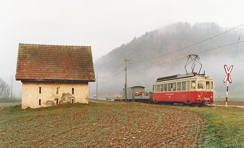 Triebwagen Nr. 3 zieht im Herbst 1984 einen Güterzug Richtung Waldenburg. Foto: Christian Zellweger Triebwagen Nr. 3 zieht im Herbst 1984 einen Güterzug Richtung Waldenburg. Foto: Christian Zellweger