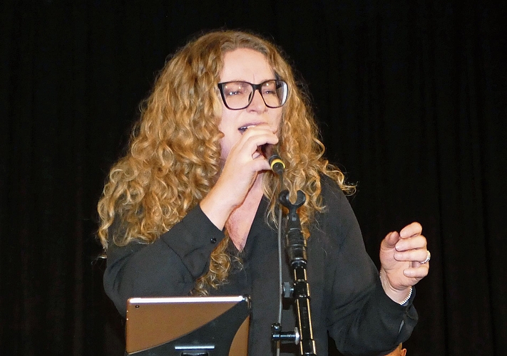 Sandra Rippstein, mit ihrer kräftigen Stimme der Star des Abends. Sandra Rippstein, mit ihrer kräftigen Stimme der Star des Abends.