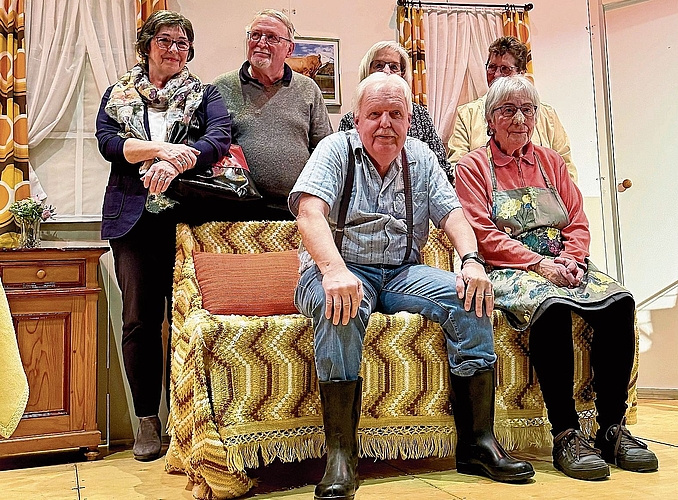 Vorne: Senn Lunzi (Hansjörg Köchli), Magd Käthi (Esther Voggenhuber), hinten v. l.: Samira Brown (Beatrice Jaggy), Metzger Amstutz (Christian Jaggy), Nachbarin Silvia Moser (Franziska Wehrli), Reporterin Patrizia Hagedorn (Marianne Stampfli). Vorne: Senn Lunzi (Hansjörg Köchli), Magd Käthi (Esther Voggenhuber), hinten v. l.: Samira Brown (Beatrice Jaggy), Metzger Amstutz (Christian Jaggy), Nachbarin Silvia Moser (Franziska Wehrli), Reporterin Patrizia Hagedorn (Marianne Stampfli).