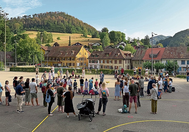 Die Schüler/-innen und Eltern lauschen der Rede von Regierungsrat Markus Eigenmann, der ebenfalls seinen «ersten Schultag» in seiner Rolle als Bildungsdirektor hatte.Fotos: M. Degen
