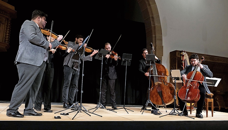 Überzeugende Interpretation: Die CHAARTS Chamber Artists spielen Mozart «Eine kleine Nachtmusik» unter der Leitung von David Castro-Balbi (links).Fotos: T. Brunnschweiler