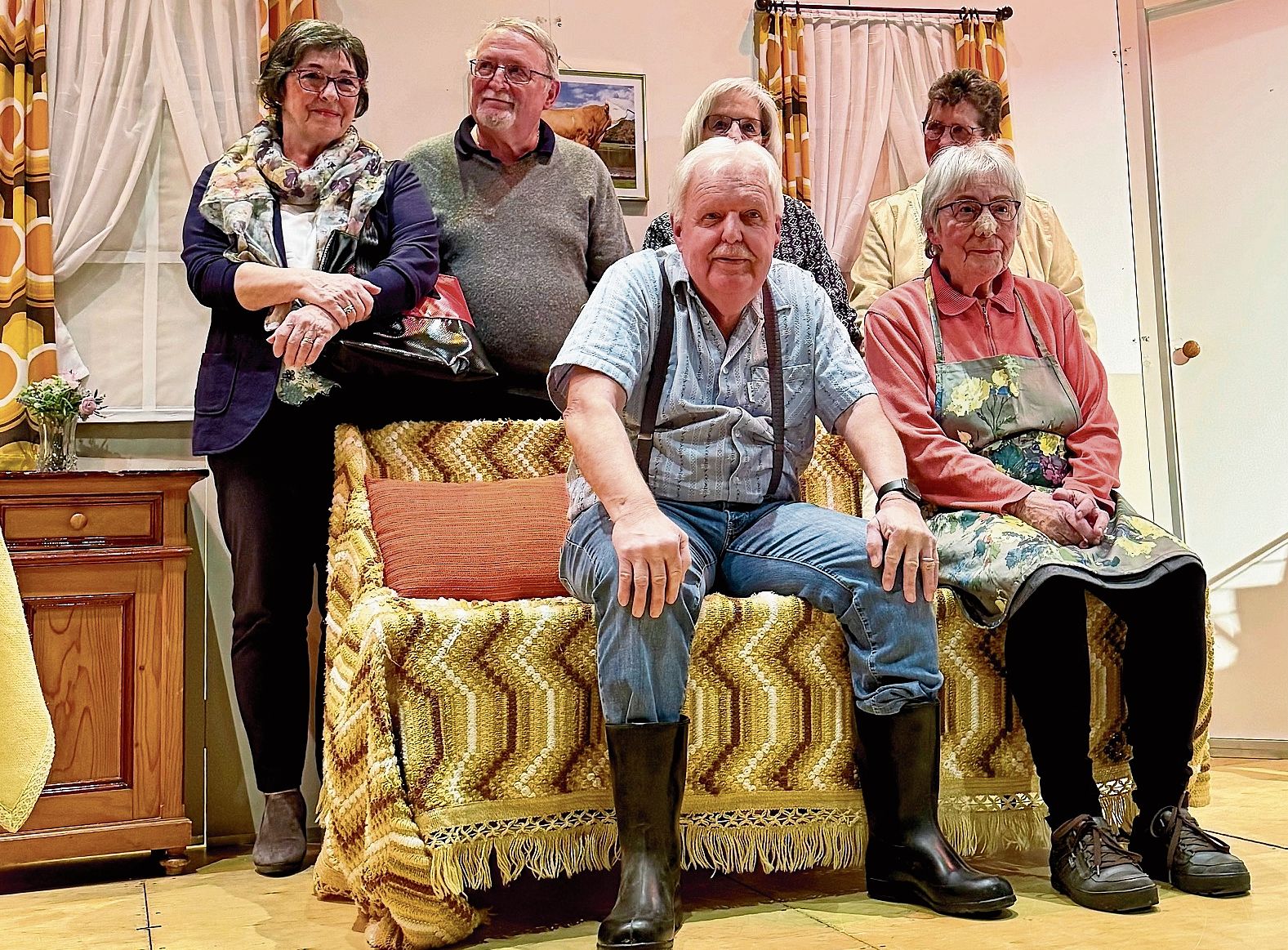 Vorne: Senn Lunzi (Hansjörg Köchli), Magd Käthi (Esther Voggenhuber), hinten v. l.: Samira Brown (Beatrice Jaggy), Metzger Amstutz (Christian Jaggy), Nachbarin Silvia Moser (Franziska Wehrli), Reporterin Patrizia Hagedorn (Marianne Stampfli). Vorne: Senn Lunzi (Hansjörg Köchli), Magd Käthi (Esther Voggenhuber), hinten v. l.: Samira Brown (Beatrice Jaggy), Metzger Amstutz (Christian Jaggy), Nachbarin Silvia Moser (Franziska Wehrli), Reporterin Patrizia Hagedorn (Marianne Stampfli).