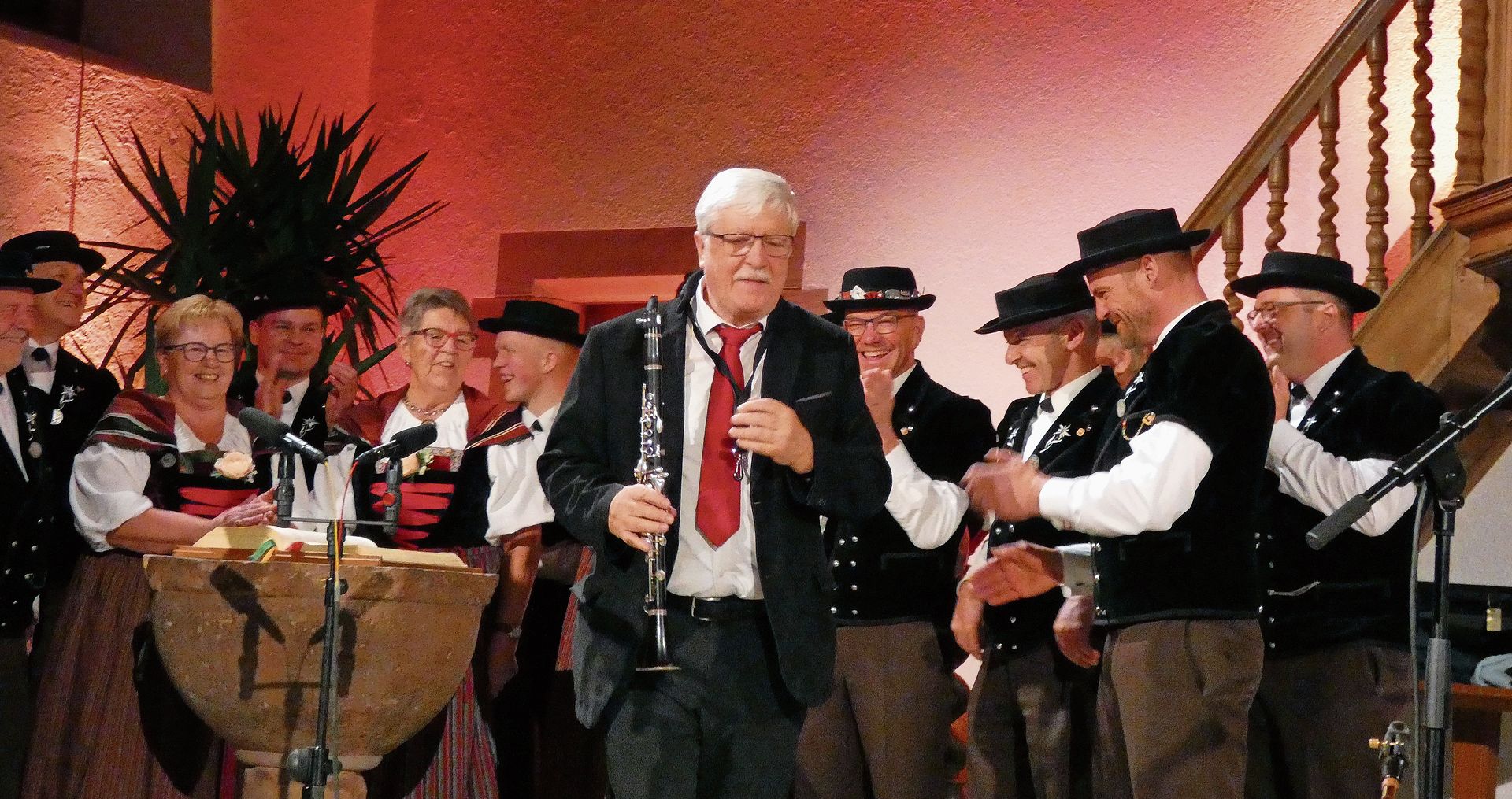 Bandleader Hansi Rudin zusammen mit dem Jodlerclub in Jubiläumslaune. Fotos: U. Fluri Bandleader Hansi Rudin zusammen mit dem Jodlerclub in Jubiläumslaune. Fotos: U. Fluri