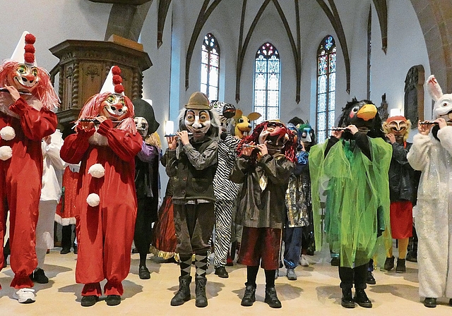 Ein ungewohntes Bild : Fasnächtler in der Kirche.Fotos: U. Fluri