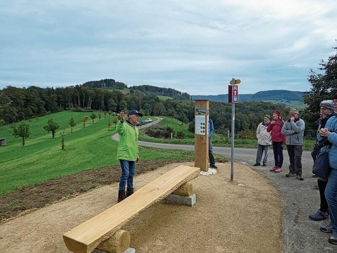 Bänkli-Macher Erich Schweizer erklärt sein Werk am Hotspot Baregg.