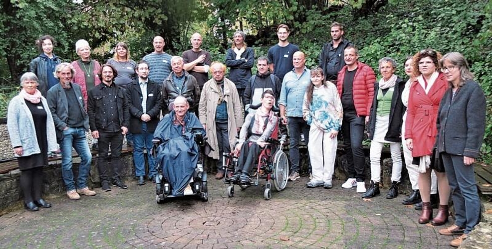 Gruppenbild mit teilnehmenden Kunstschaffenden.Fotos: S. van Riemsdijk