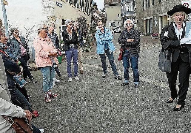 Amüsiert lauschte die Gruppe den Geschichten über den berühmten Smokingkater, unterhaltsam erzählt von der Führerin Emma Anna Studer. Fotos: U. Handschin