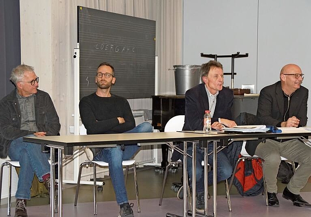 Martin Kobel, Rektor Primarschule, Marc Hofer, Jugendsozialwerk, Martin Rüegg, Gemeinderat und Daniel Kaufmann, Zeitraum Planungen AG, Luzern (v.l.). Foto: o. graf