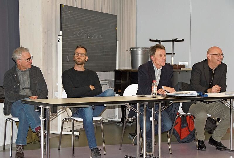 Martin Kobel, Rektor Primarschule, Marc Hofer, Jugendsozialwerk, Martin Rüegg, Gemeinderat und Daniel Kaufmann, Zeitraum Planungen AG, Luzern (v.l.). Foto: o. graf