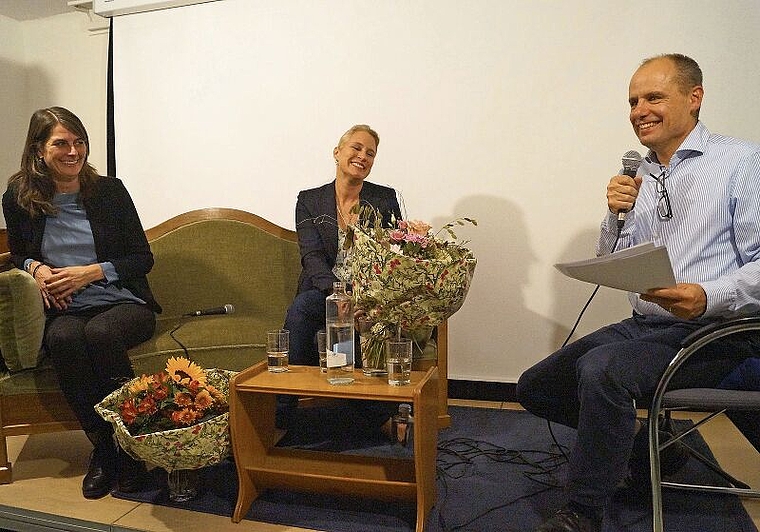 Stephanie Eymann (v.l.) und Christine Schnoz erzählten spannende Geschichten aus ihrem beruflichen Alltag mit Moderator Stefan Hess vom Dichter und Stadtmuseum Liestal.							Foto: R. Montalbo