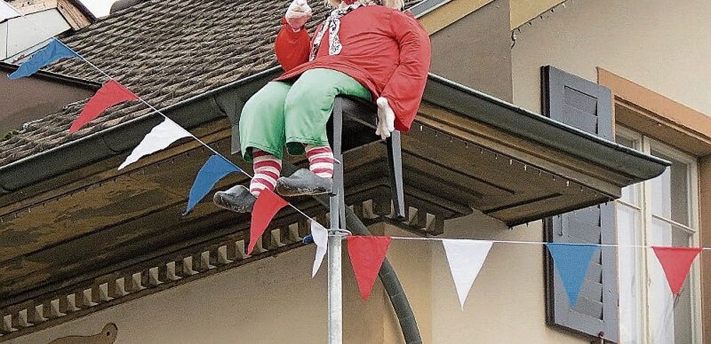 Ein ausgestopfter «Fasnächtler» wacht über das Fasnachtsgeschehen in Gelterkinden.
