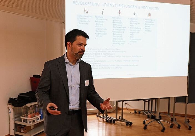 Stadtpräsident Daniel Spinnler vergleicht die Stadtverwaltung mit einem KMU, das Dienstleistungen und Produkte für die Bevölkerung anbietet – von der Wiege bis zur Bahre.Foto: M. Schaffner
