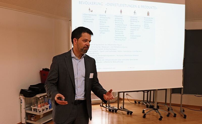 Stadtpräsident Daniel Spinnler vergleicht die Stadtverwaltung mit einem KMU, das Dienstleistungen und Produkte für die Bevölkerung anbietet – von der Wiege bis zur Bahre.Foto: M. Schaffner
