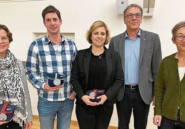 Die Politikerinnen und Politiker Pascale Meschberger, Reto Tschudin, Miriam Locher, Roger Ballmer und Erika Eichenberger (v. l.) beantworteten die Fragen des Publikums und der Organisatorinnen kompetent und offen. Foto: W. Wenger