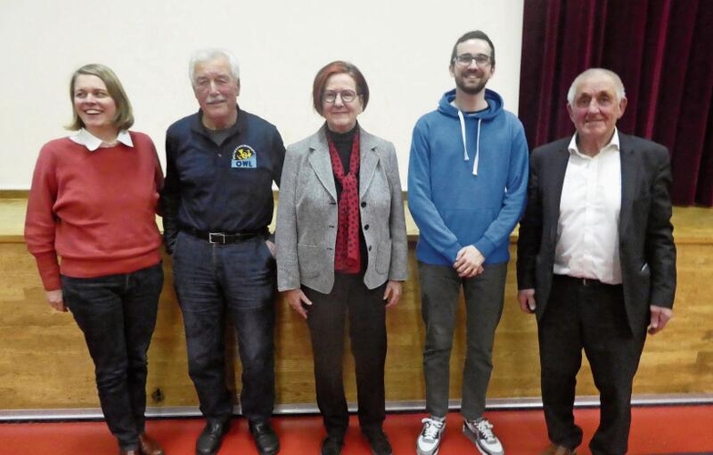 Die drei Preisträger Heiri Heckendorf, Vreni Kugler und Julian Schilliger, umrahmt von Esther Roth links und Hannes Schweizer rechts (v. l.). Foto: P. Aenishänslin