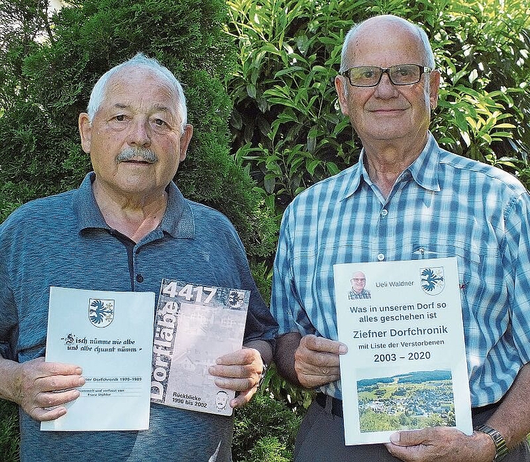 Franz Stohler (links) und Ueli Waldner (rechts) sind die Autoren/Redaktoren der Ziefner Dorfchroniken.Fotos: W. Wenger