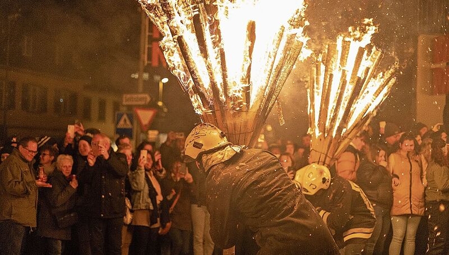 Die brennenden Besen können eine richtig starke Hitze entwickeln.
