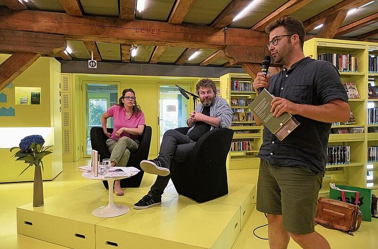 Cédric Lutz, KBL, leitete die Lesung von René Frauchiger und Rebekka Salm ein.Foto: U. Handschin