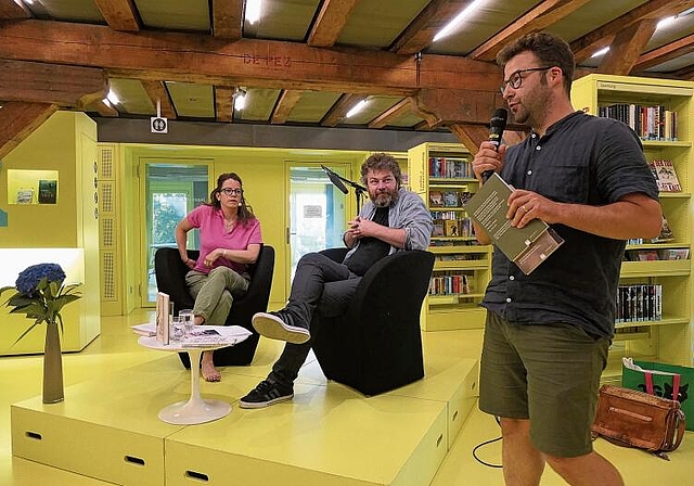 Cédric Lutz, KBL, leitete die Lesung von René Frauchiger und Rebekka Salm ein.Foto: U. Handschin