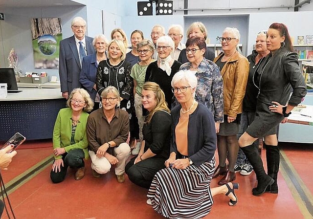 Die Porträtierten und Schreibenden in der Gemeindebibliothek anlässlich der Vorstellung ihres Sammelbandes mit Auszügen aus ihren Lebensgeschichten.Fotos: u. handschin
