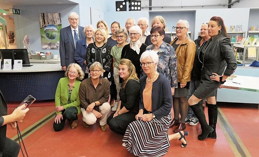 Die Porträtierten und Schreibenden in der Gemeindebibliothek anlässlich der Vorstellung ihres Sammelbandes mit Auszügen aus ihren Lebensgeschichten.Fotos: u. handschin
