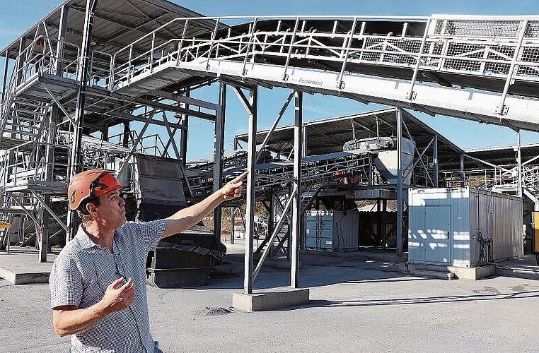 Heinz Schaub, langjähriger Betriebsleiter Elbisgraben, erklärt die neue Metallrückgewinnungsanlage. Fotos: M. Schaffner