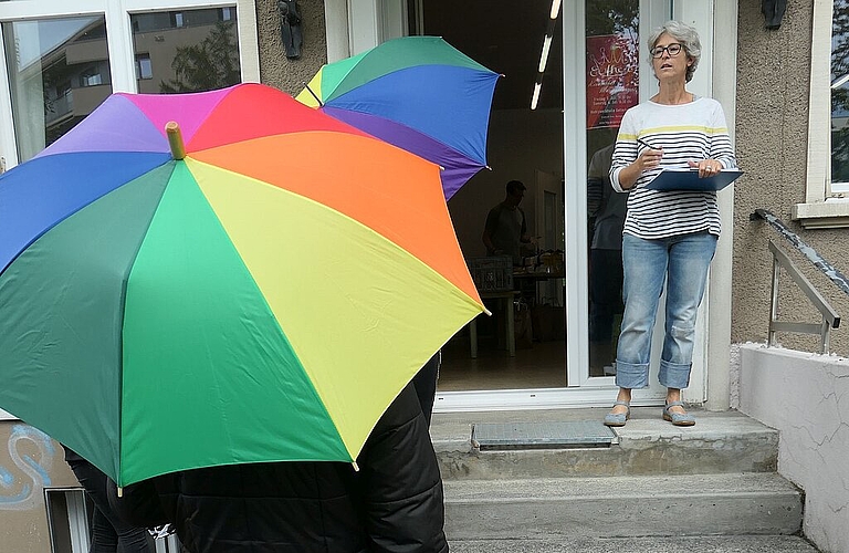 Immer noch mit dem nötigen Abstand werden die Empfänger von Susi Buess freundlich begrüsst.