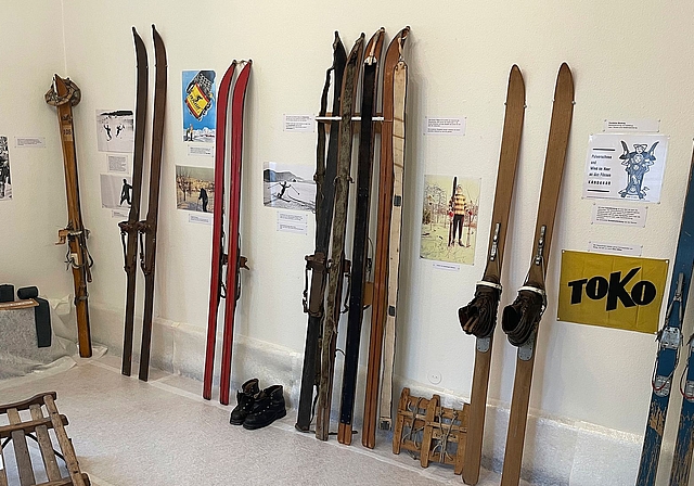 Immer wieder spannend und aufschlussreich: Skis aus früheren Zeiten.