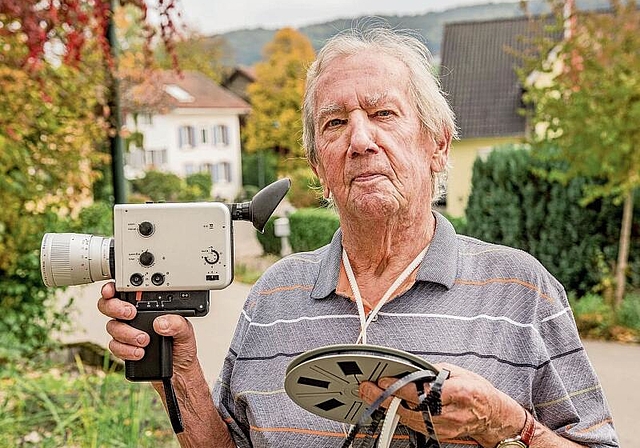 «Dorffilmer» Daniel Tschopp mit Kamera und Filmspule.Foto: Nicole Nars-Zimmer