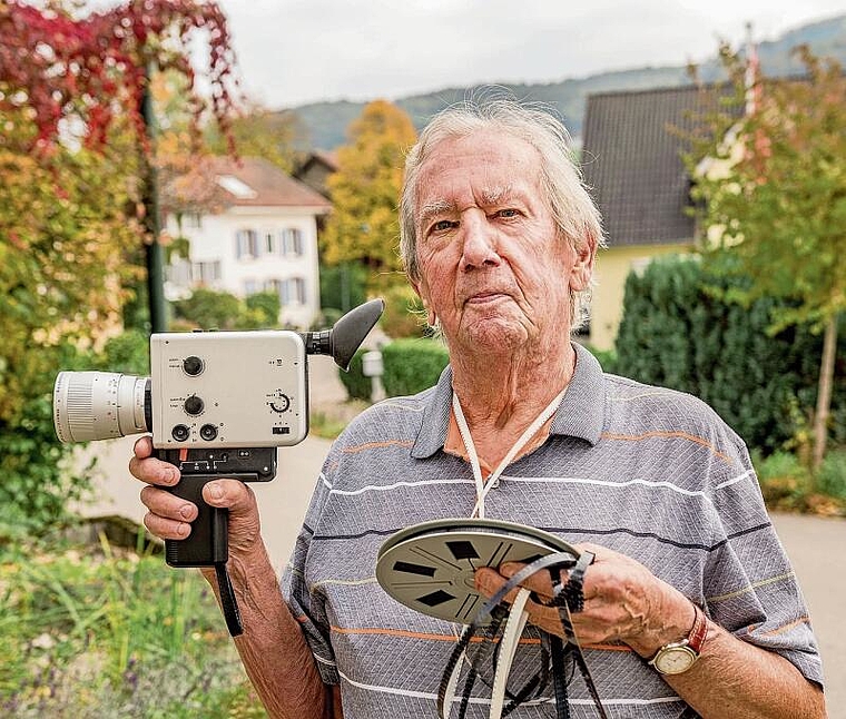 «Dorffilmer» Daniel Tschopp mit Kamera und Filmspule.Foto: Nicole Nars-Zimmer