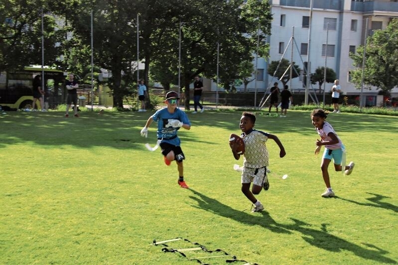 Körperlicher Einsatz: Wer den Ball hat, gibt alles, um den Verfolgern zu entkommen. Fotos: M. Schaffner