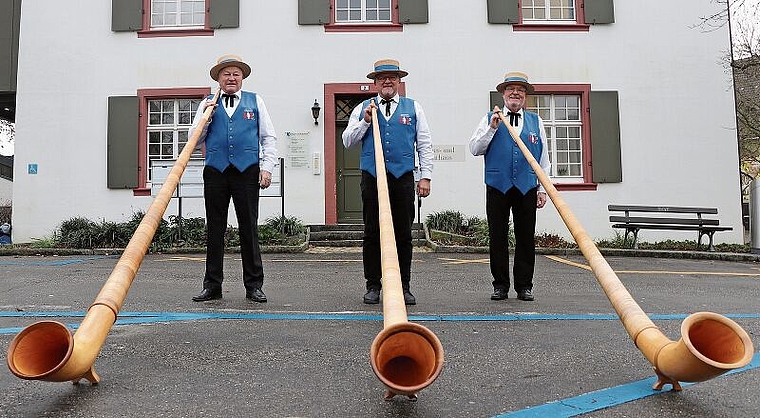 Das Alphorn-Trio Frenkendorf posiert vor dem Bürger- und Kulturhaus. Von links:  Kurt «Cörti» Blank, Josef «Bebbi» Mühlebach und Toni Mathys. Foto: M. Schaffner