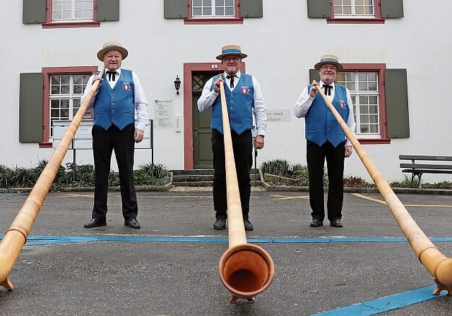 Das Alphorn-Trio Frenkendorf posiert vor dem Bürger- und Kulturhaus. Von links:  Kurt «Cörti» Blank, Josef «Bebbi» Mühlebach und Toni Mathys. Foto: M. Schaffner