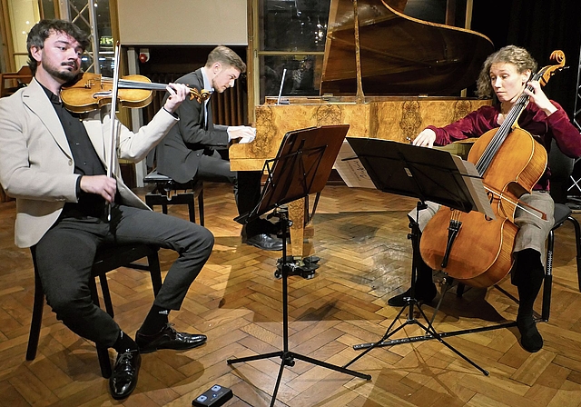 Dominic Chamot (Klavier), Eoin Ducrot (Violine) und Elisa Siber (Violoncello) begeisterten das Publikum im Kulturzentrum Cheesmeyer Sissach. Foto: Pier-Giuseppe Cacciatori