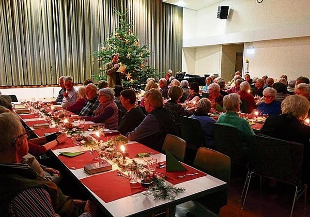 Bei warmem Kerzenschein liest Pfr. Eric Hub die Weihnachtsgeschichte und Regina Dunkel musiziert am Flügel.Fotos: u. handschin