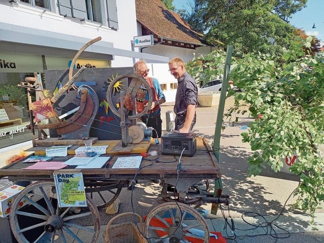 Der Parkplatz gegenüber dem «Cheesmeyer» wurde für einen Tag zum sozialen Treffpunkt: «Park(ing) Day»-Mitorganisator Stefan Zemp (l.) mit dem Sissacher Gemeindepräsidenten Peter Buser.Fotos: zVg