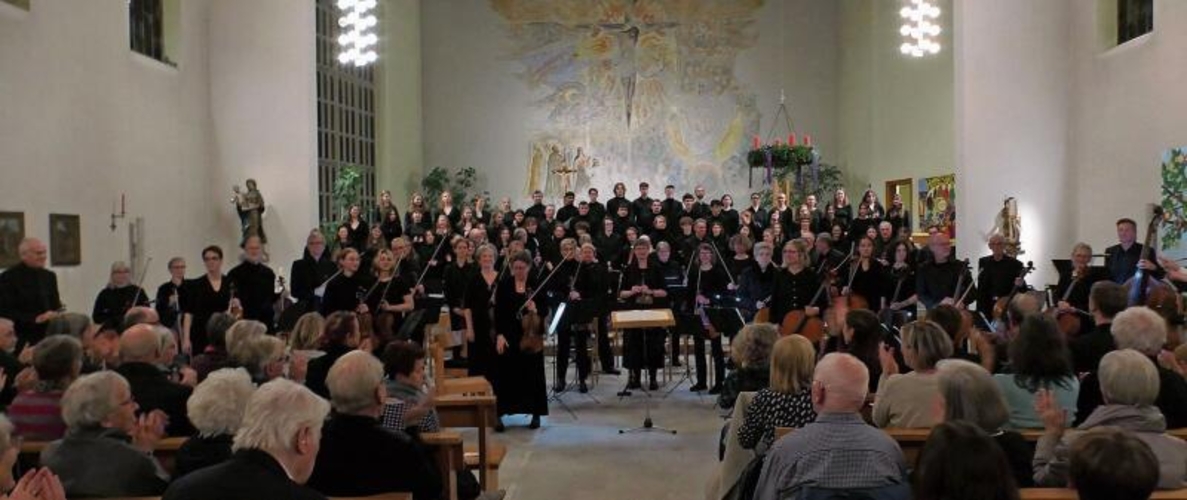 Das Orchester Gelterkinden, die Chöre des Gymnasiums Kirschgarten und Münsterplatz Basel sowie ein Solistenquartett führten unter der Leitung von Raphael Ilg das Requiem von Wolfgang Amadeus Mozart auf. Fotos: Pier-Giuseppe Cacciatori