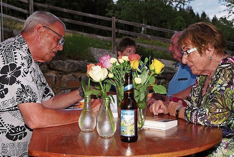 Hanspeter Gsell beim Signieren. Foto: b. eglin
