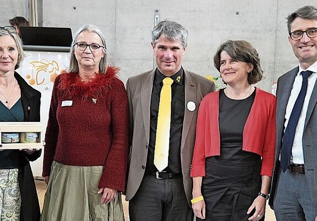 Ständerätin Maya Graf, Manuela Plattner, Präsidentin des Bienenzüchterverbands beider Basel; Mathias Götti Limacher, Präsident BienenSchweiz; Regierungsrätin Kathrin Schweizer, Sicherheitsdirektorin Kanton Baselland und Regierungsrat Lukas Eng