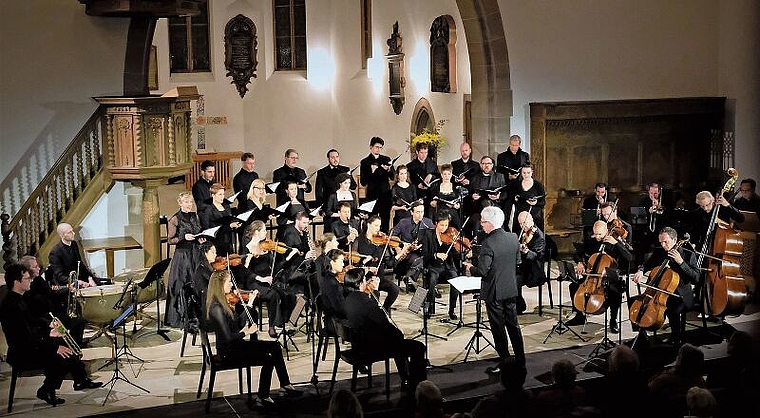 Stephen Smith dirigiert das Requiem mit den CHAARTS und dem von vier Solisten verstärkten Ensemble Corund.Foto:T.Brunnschweiler