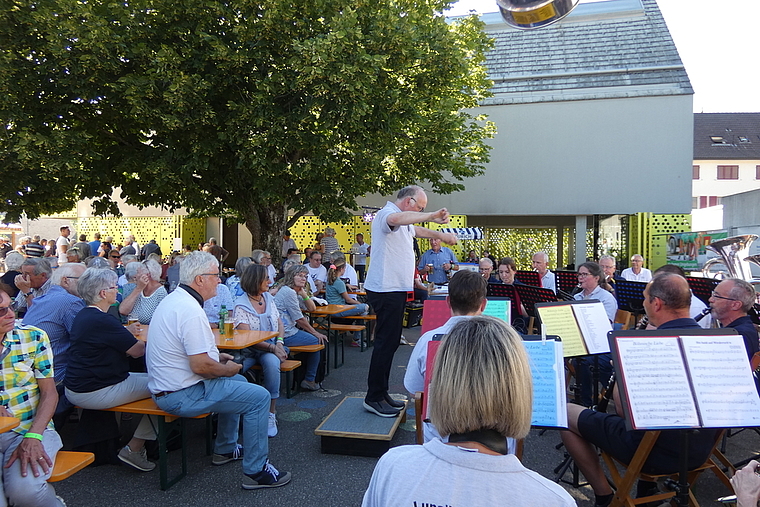 Viel Volk unter der Linde. Foto: U. Fluri