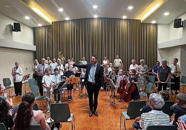 Dirigent Mischa Timothy Meyer präsentiert stolz sein generationenübergreifendes Orchester nach dem gelungenen Konzert im vollbesetzten Saal. Fotos: Marco Santschi