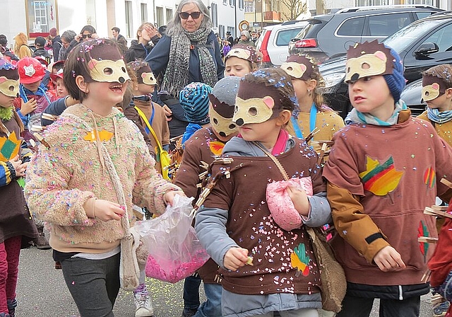 Mit Freude verwandeln die Kinder die Strassen und die Zuschauer in ein farbiges Konfettimeer. Fotos: S. van Riemsdijk
