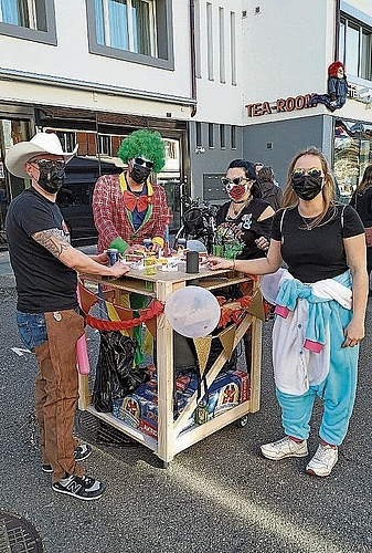 Vor dem Tea-Room ein Bierhalt auf dem Strichcode. Foto: S. Van Riemsdijk