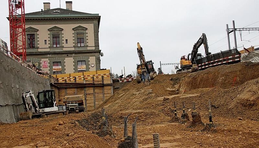 Blick aus der Baugrube zum benachbarten «Palazzo». Fotos: M. Schaffner