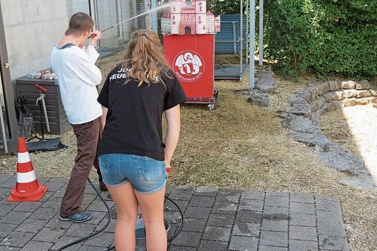 Das Wasserschloss-Schiessen mit der Jugendfeuerwehr bot viel 
         
         
            Unterhaltung, Spannung und viel Spass.