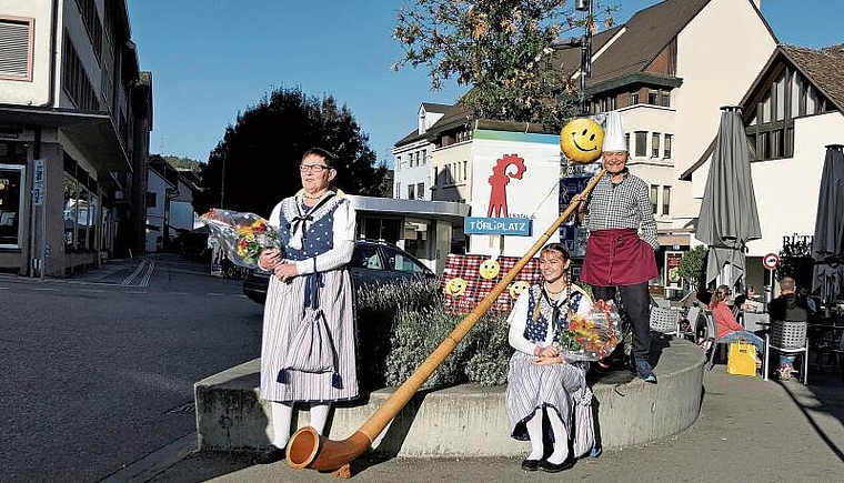 Felix Mühleisen (r.), Inhaber Café Mühleisen und Alphornbläser, mit Sabina Schneider (l.), Präsidentin Trachtengruppe Liestal, und ihrer Enkelin Leonie Schläfli.Foto: Stefan Saladin-Bochin