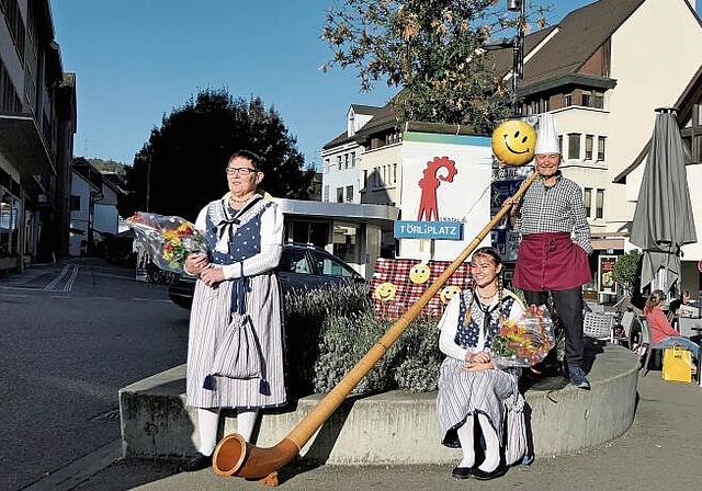 Felix Mühleisen (r.), Inhaber Café Mühleisen und Alphornbläser, mit Sabina Schneider (l.), Präsidentin Trachtengruppe Liestal, und ihrer Enkelin Leonie Schläfli.Foto: Stefan Saladin-Bochin