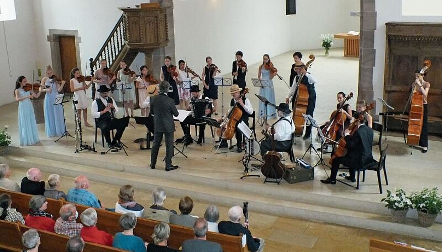 Das «Hanneli-Concerto» mit dem Jugendorchester «Stringendo», ihrem  Künstlerischen Leiter Jens Lohmann und der «Hanneli-Musig».
