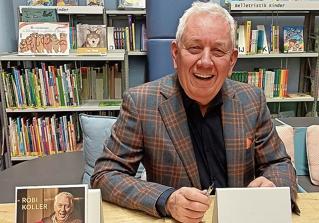 Röbi Koller in der Bibliothek Gelterkinden – sympathisch und nahbar. Foto: zVg